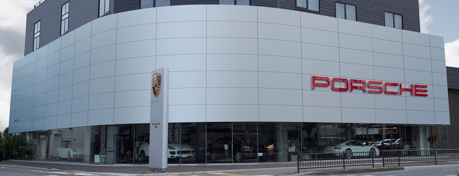 Porsche Center Sakai.