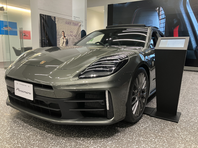 2025年式　パナメーラ４EHV　展示中