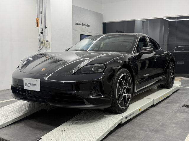 MY2025　タイカン4　RHD　【R25-1216】